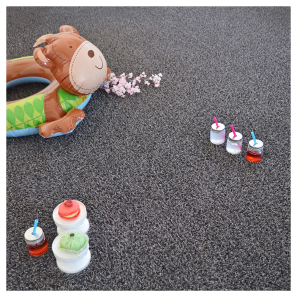 Gazon Synthétique Happy Party - Couleur Gris Foncé - Classé Feu - 20mm - 1m X 8m 4 Gazon Synthétique Happy Party - Couleur Gris Foncé - Classé Feu - 20mm - 1m X 8m – Image 2