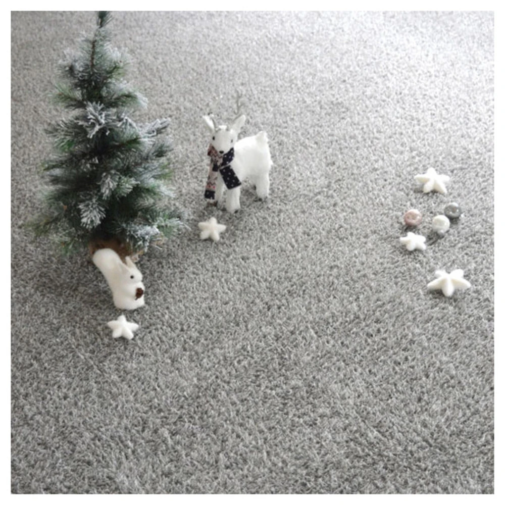 Gazon Synthétique Happy Party - Couleur Gris Clair - Classé Feu - 20mm - 1m X 5m 7 Gazon Synthétique Happy Party - Couleur Gris Clair - Classé Feu - 20mm - 1m X 5m – Image 5